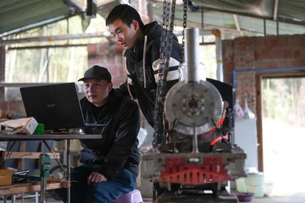 重庆一父亲为自闭症孩子造蒸汽火车