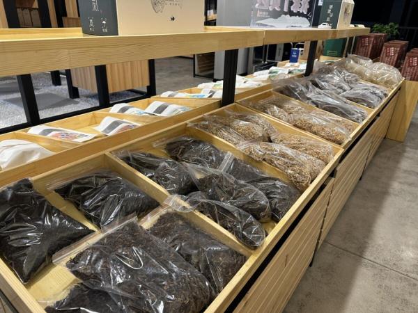 照顾残疾儿子18年，80岁杭州老人在网红景区开民宿，背后的故事……