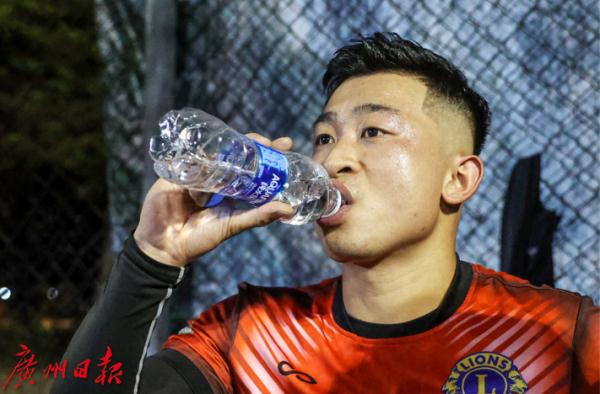 12岁患癌截肢，以独腿奔跑，还曾得C罗指点，这个小伙太帅了！