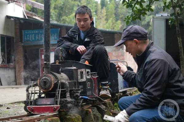 重庆一父亲为自闭症孩子造蒸汽火车