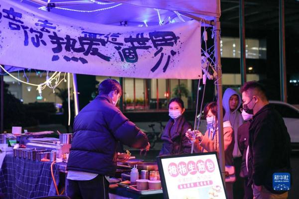 成都：“夜经济”点亮城市活力
