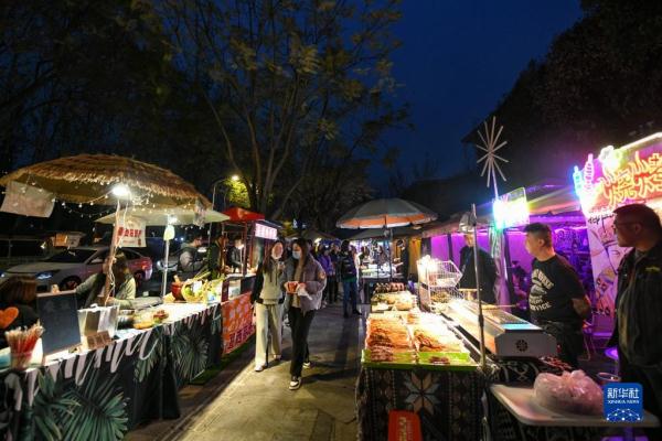 成都：“夜经济”点亮城市活力