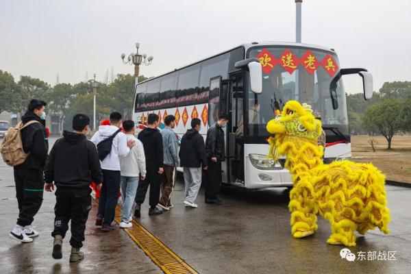敬礼!送老兵! 敬礼!送老兵!