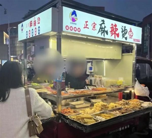 “女子路边买两碗麻辣烫花175元”，官方通报！