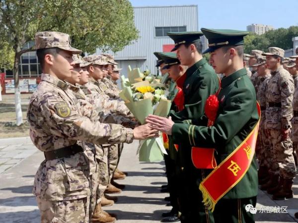 敬礼!送老兵! 敬礼!送老兵!