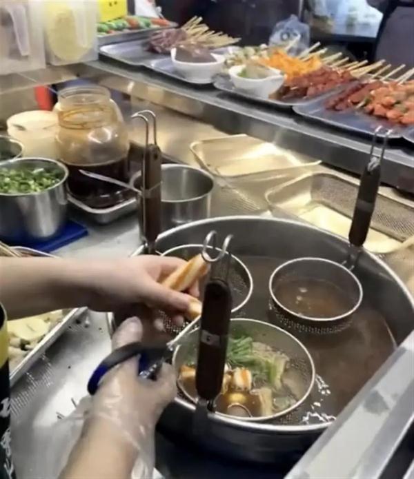 “女子路边买两碗麻辣烫花175元”，官方通报！