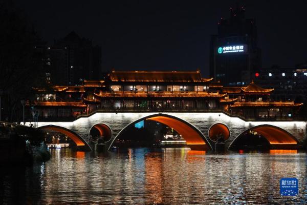 成都：“夜经济”点亮城市活力