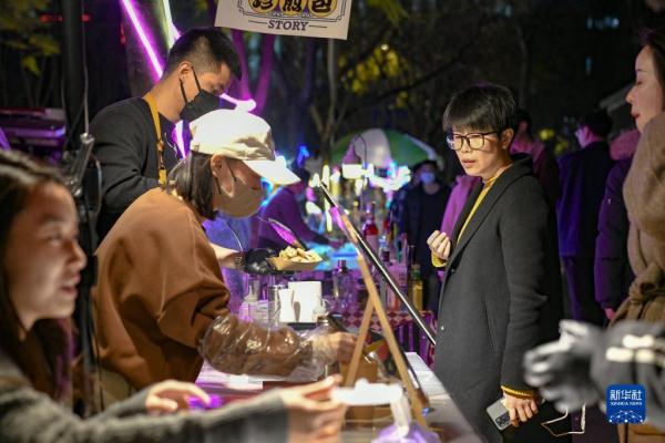 成都：“夜经济”点亮城市活力