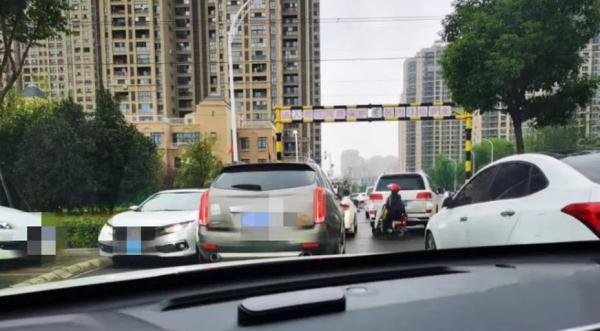 我停这儿没动，咋就要承担事故责任了呢？
