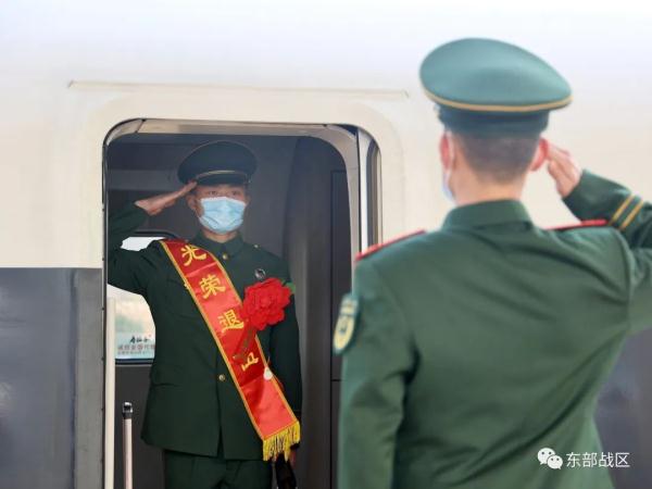 敬礼!送老兵! 敬礼!送老兵!