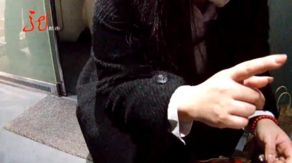 价值169万!女子乘车携带40根金条 价值169万!女子乘车携带40根金条