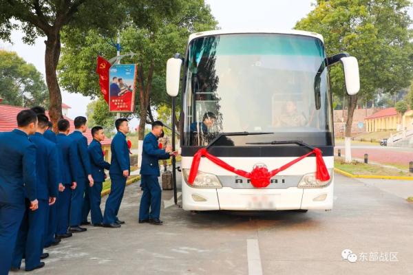 敬礼!送老兵! 敬礼!送老兵!