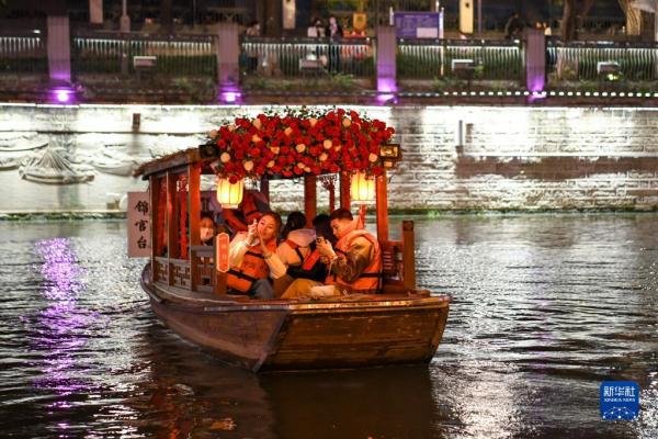 成都：“夜经济”点亮城市活力