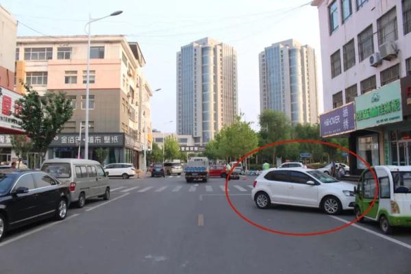 我停这儿没动，咋就要承担事故责任了呢？