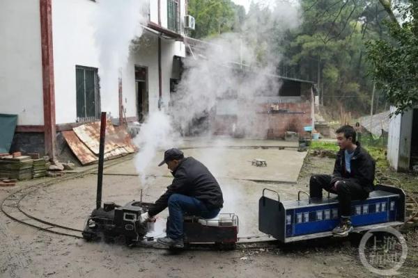 重庆一父亲为自闭症孩子造蒸汽火车