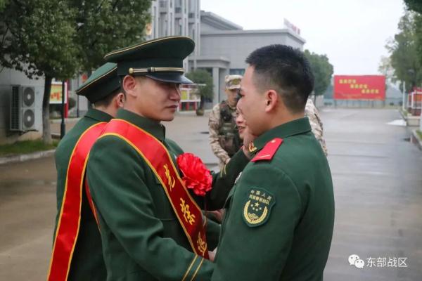 敬礼!送老兵! 敬礼!送老兵!