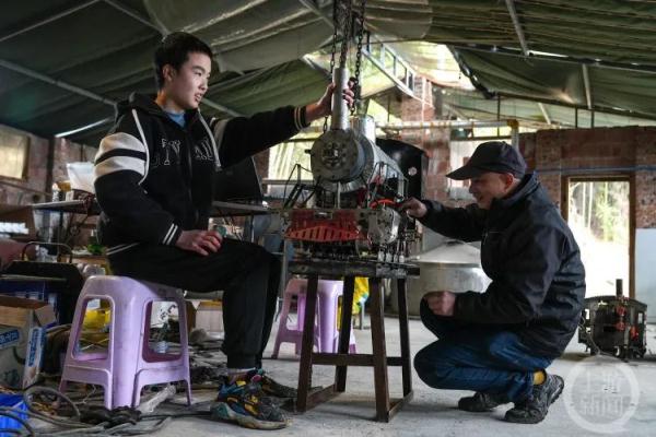 重庆一父亲为自闭症孩子造蒸汽火车