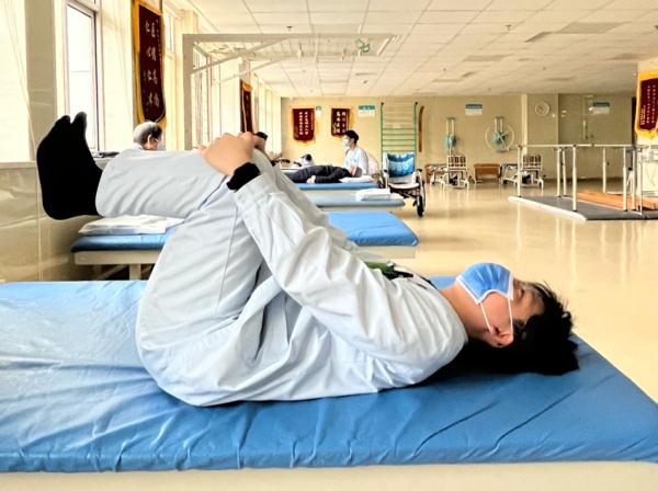 医生教你七个姿势缓解腰酸背疼，对照图好好学！