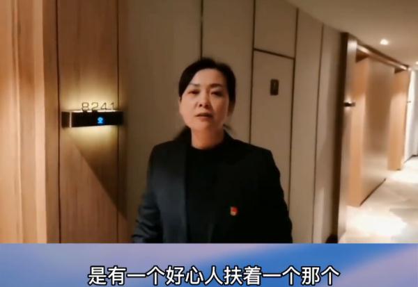 水里的他在救人，岸上的人偷偷做了这件事