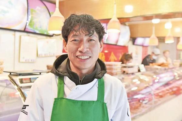 水里的他在救人，岸上的人偷偷做了这件事