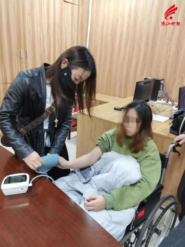 怀孕4个月女子高铁站突然晕倒！幸亏这几个佛山人紧急出手……