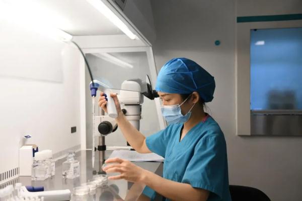 相差12岁，他们竟然是双胞胎！