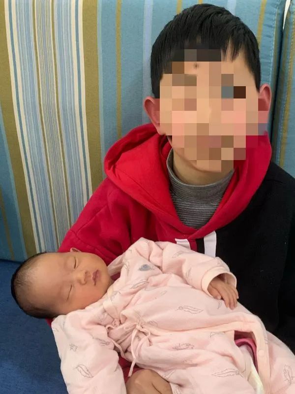 相差12岁，他们竟然是双胞胎！