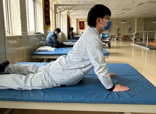 医生教你七个姿势缓解腰酸背疼，对照图好好学！