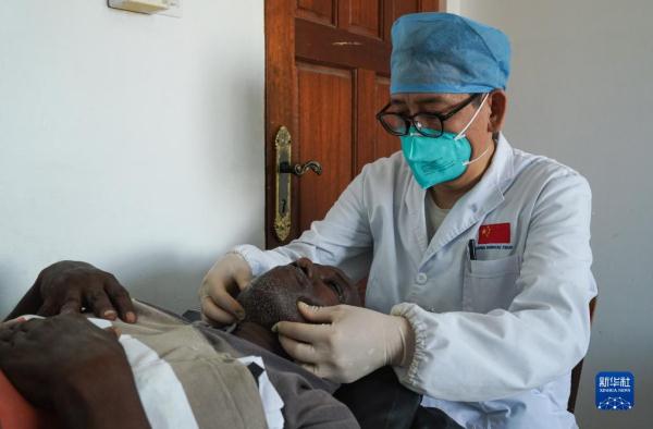 亚丁湾西岸的中国白衣天使