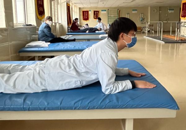 医生教你七个姿势缓解腰酸背疼，对照图好好学！