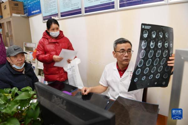 西安：开展义诊服务 传承雷锋精神