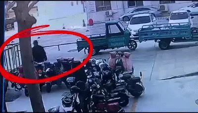 便衣警察只身控制嫌疑人，他们果断“助攻”！