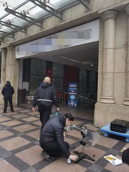 亲测：这些地方太滑了！老年人出行“步步惊心”，地铁、商场、菜场都是危险区！