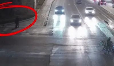 便衣警察只身控制嫌疑人，他们果断“助攻”！