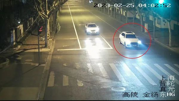 他逆行在车道上等红灯,然后睡着了…… 他逆行在车道上等红灯,然后睡着了……