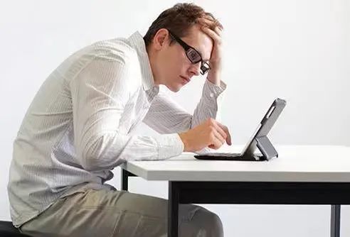 你有没有这些会危害健康的办公室坐姿?