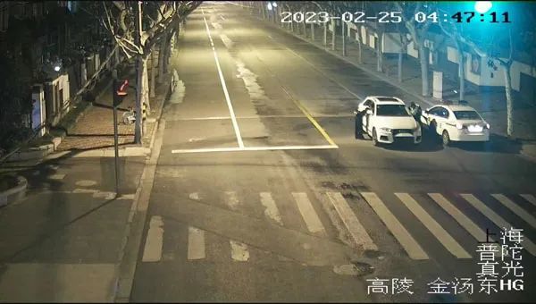 他逆行在车道上等红灯,然后睡着了…… 他逆行在车道上等红灯,然后睡着了……