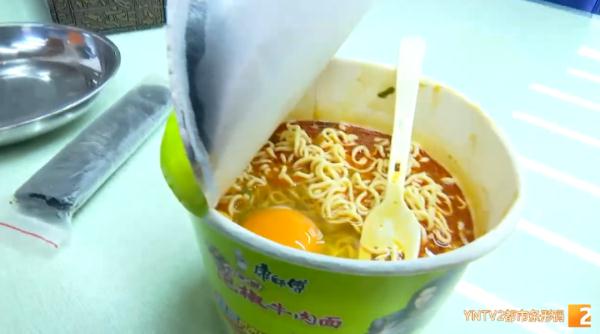 网红吃法“泡面碗蒸蛋”火了！跟着做以后，差点真“着火”！