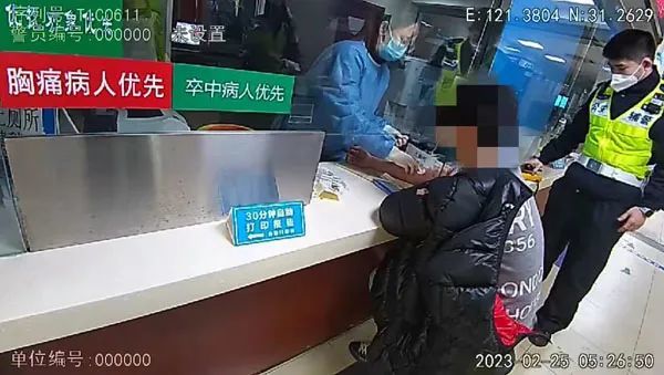 他逆行在车道上等红灯,然后睡着了…… 他逆行在车道上等红灯,然后睡着了……