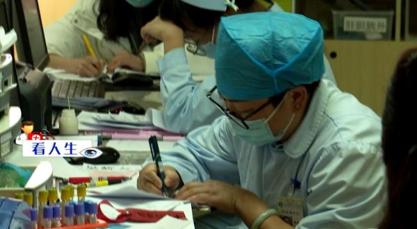 立即抢救！女子体内取出约200颗胆结石！医生提醒：别让小病拖成大病！