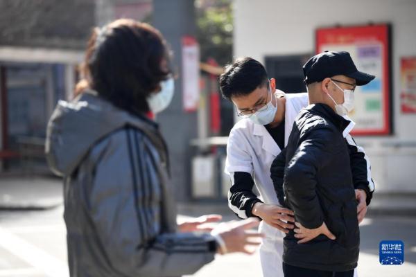 西安：开展义诊服务 传承雷锋精神