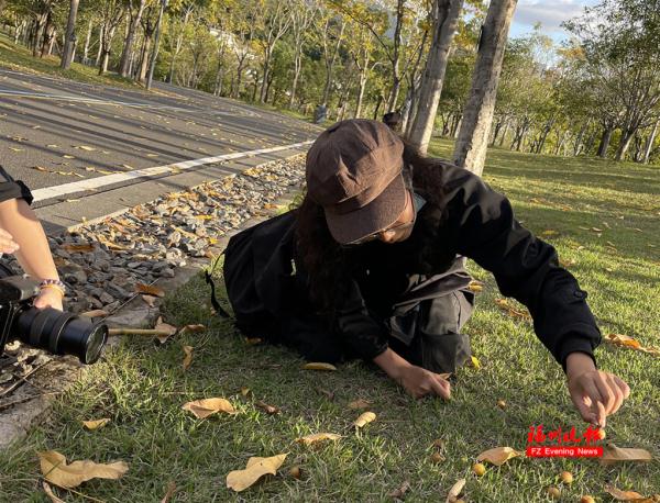 摸了这草会秃头?福州这名女生火了! 摸了这草会秃头?福州这名女生火了!