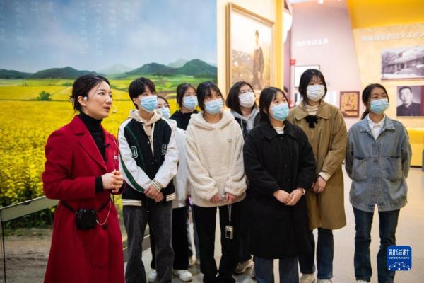 雷锋纪念馆宣讲员张璐琪：两代人的雷锋精神传承