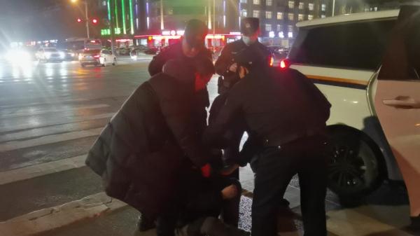 便衣警察只身控制嫌疑人，他们果断“助攻”！