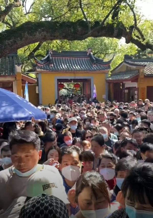 长三角开启新一轮“人从众”模式，瘦西湖、普陀山……这些地方全堵上了