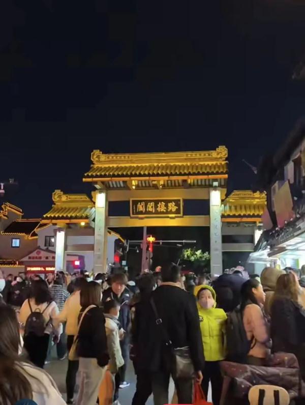 长三角开启新一轮“人从众”模式，瘦西湖、普陀山……这些地方全堵上了