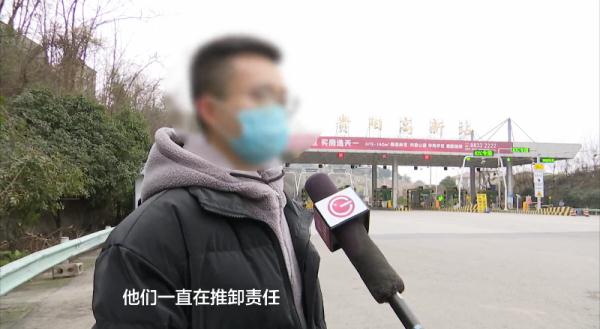 起落杆“动手了”！轿车被扇了一耳光，谁赔？