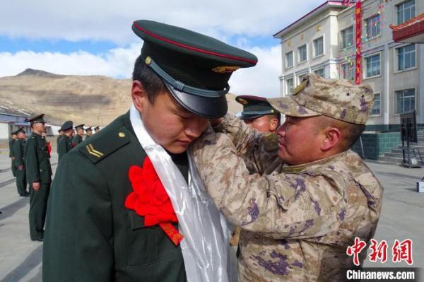 告别雪域边关 西藏山南军分区某边防团举行春季士兵退役仪式
