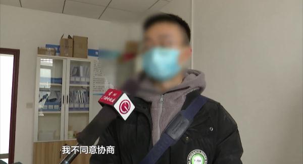 起落杆“动手了”！轿车被扇了一耳光，谁赔？