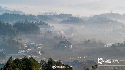 重庆南川：雨后山村似水墨 云雾缭绕绘丹青